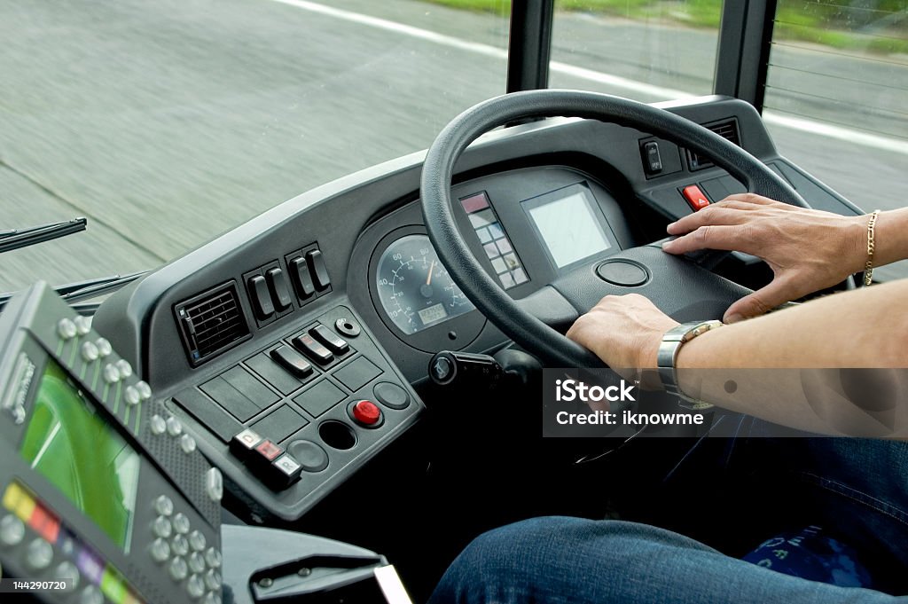 Autobus guida - Foto stock royalty-free di Autista di autobus