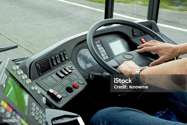 Autobus Guida - Fotografie stock e altre immagini di Autista di autobus - Autista di autobus, Pullman - Autobus, Autobus