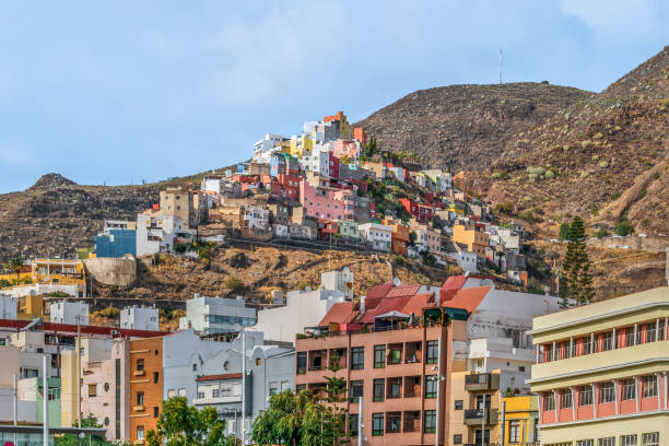 vista inferior de santa cruz de tenerife em uma cidade com edifícios brilhantes multicoloridos entre as montanhas, espanha - tenerife spain santa cruz de tenerife canary islands - fotografias e filmes do acervo