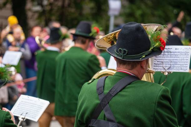 oktoberfest start münchen 2022. festlicher eröffnungsumzug mit blaskapelle - pretzel oktoberfest german culture beer stock-fotos und bilder