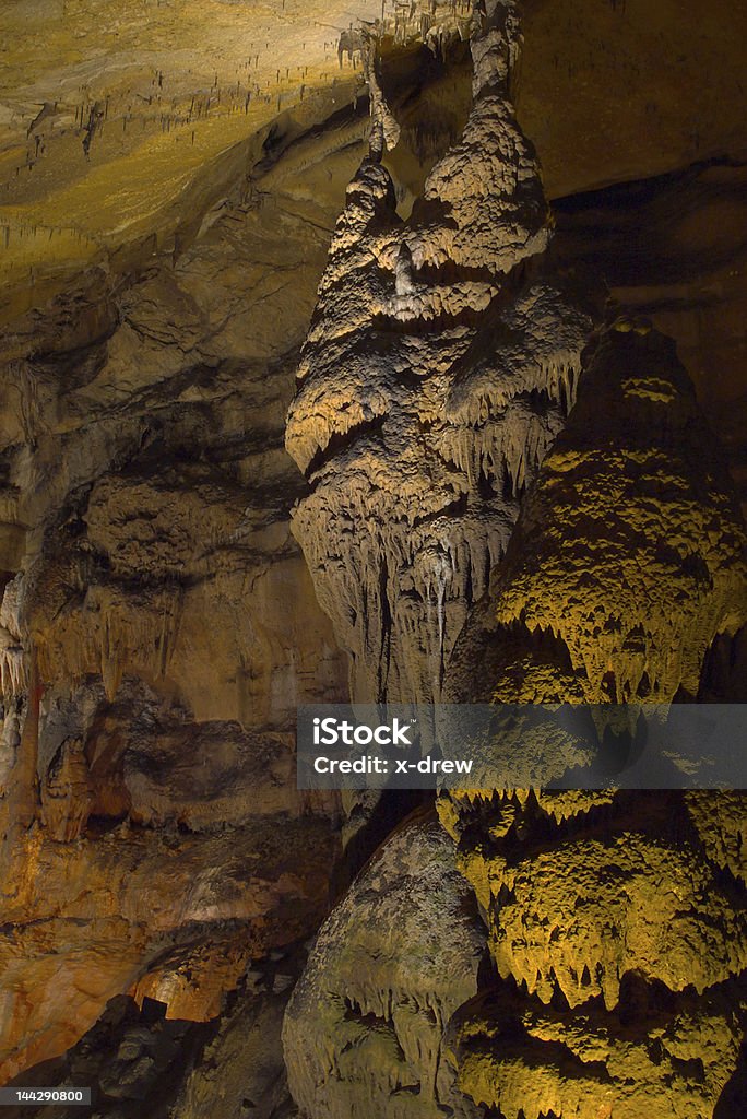 Medusa stalagmit in grotto - Foto de stock de Agua libre de derechos