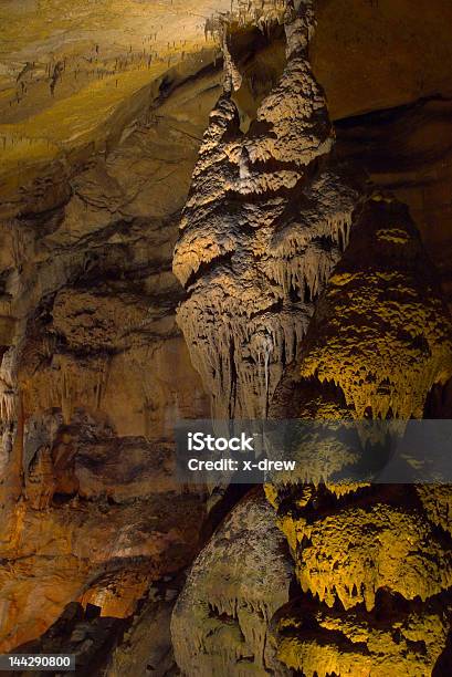 Medusa Stalagmit In Grotto Foto de stock y más banco de imágenes de Agua - Agua, Amarillo - Color, Bajo tierra