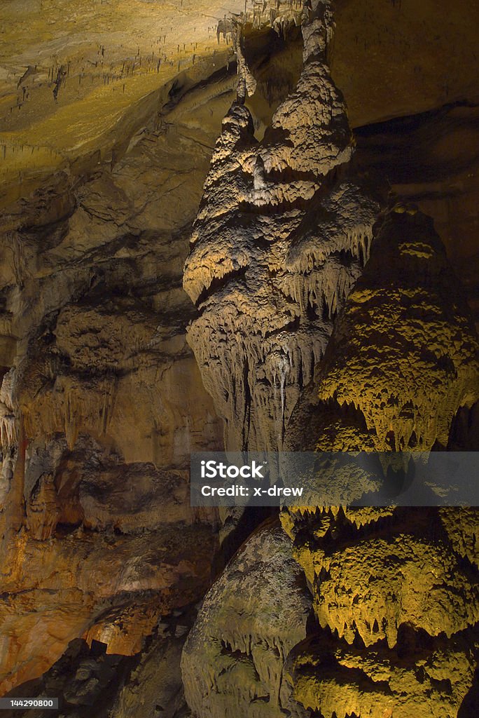 Świecąca stalagmit w grotto - Zbiór zdjęć royalty-free (Badanie)