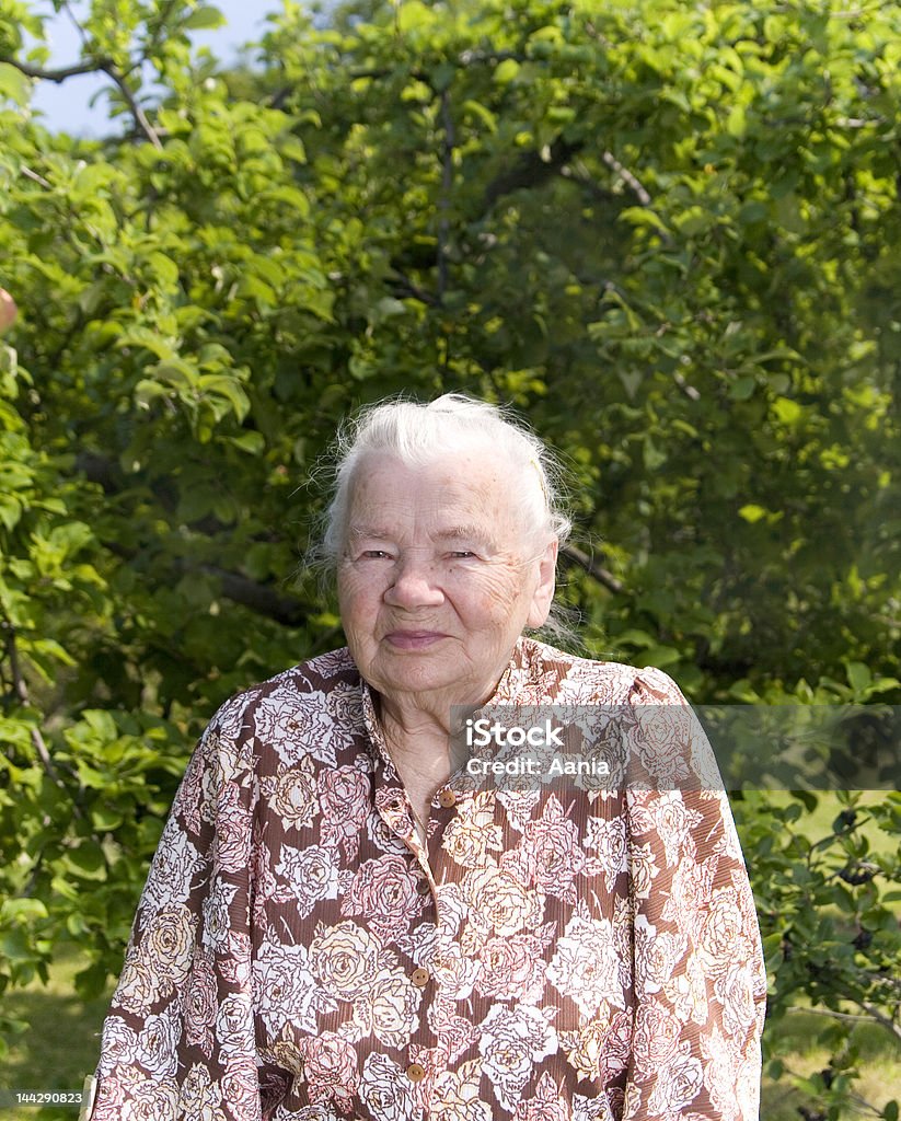 Arrière grand-mère dans le jardin - Photo de Centenaire et plus libre de droits