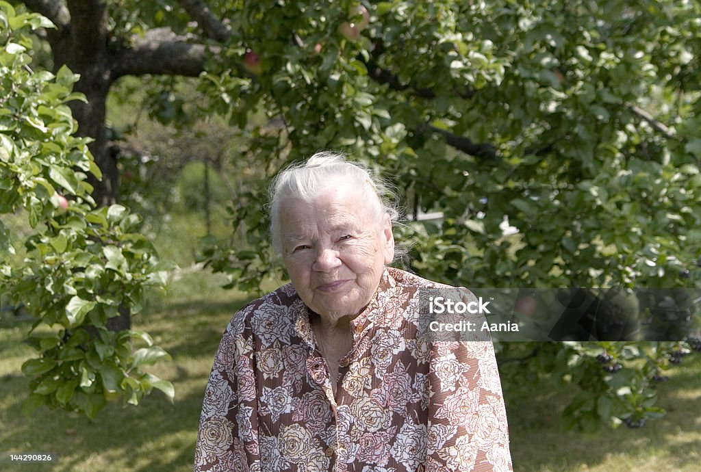 Arrière grand-mère dans le jardin - Photo de Centenaire et plus libre de droits