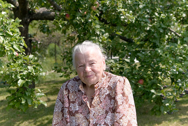 arrière grand-mère dans le jardin - 109 photos et images de collection