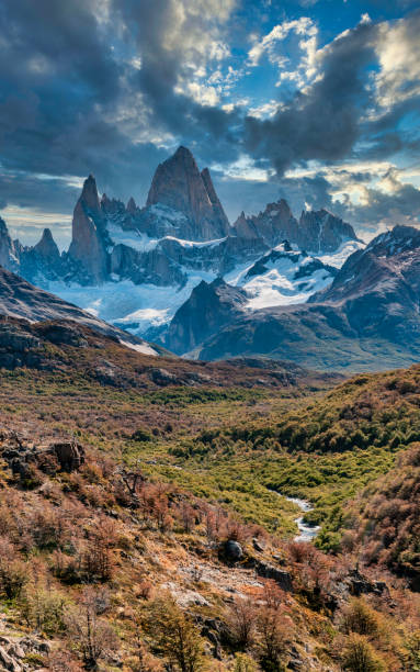 cerro fitz roy con le sue foreste e laghi intorno - mt fitz roy foto e immagini stock