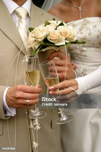 Copa De Champán Foto de stock y más banco de imágenes de Adulto - Adulto, Anillo - Joya, Bebida