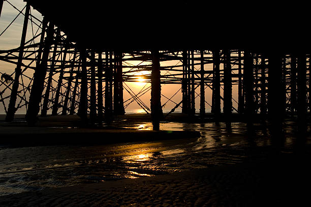 Sob o píer de Blackpool - foto de acervo