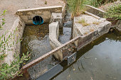 ancient-acequia-oder-sequia-ein-gemeinschaftlich-betriebener-wasserlauf.jpg?b=1&s=170x170&k=20&c=uVyt715CPybk86BwmWpxufku9qVH7q6kVtRMzShWyAc=
