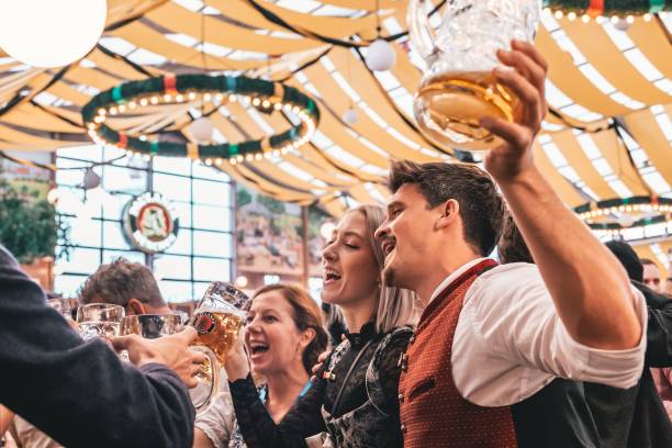 menschen, die das oktoberfest in münchen genießen - pretzel oktoberfest german culture beer stock-fotos und bilder