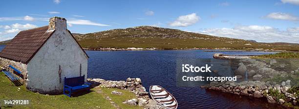 Photo libre de droit de Cottage Et Bateau De Connemara En Irlande banque d'images et plus d'images libres de droit de Maison de campagne - Maison de campagne, Bateau de voyageurs, Burren