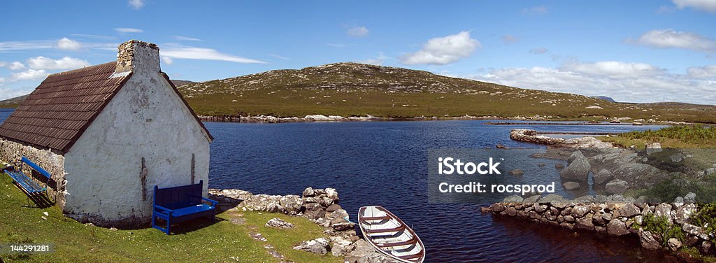 Cottage e barca di Connemara. L'Irlanda - Foto stock royalty-free di Casetta di campagna