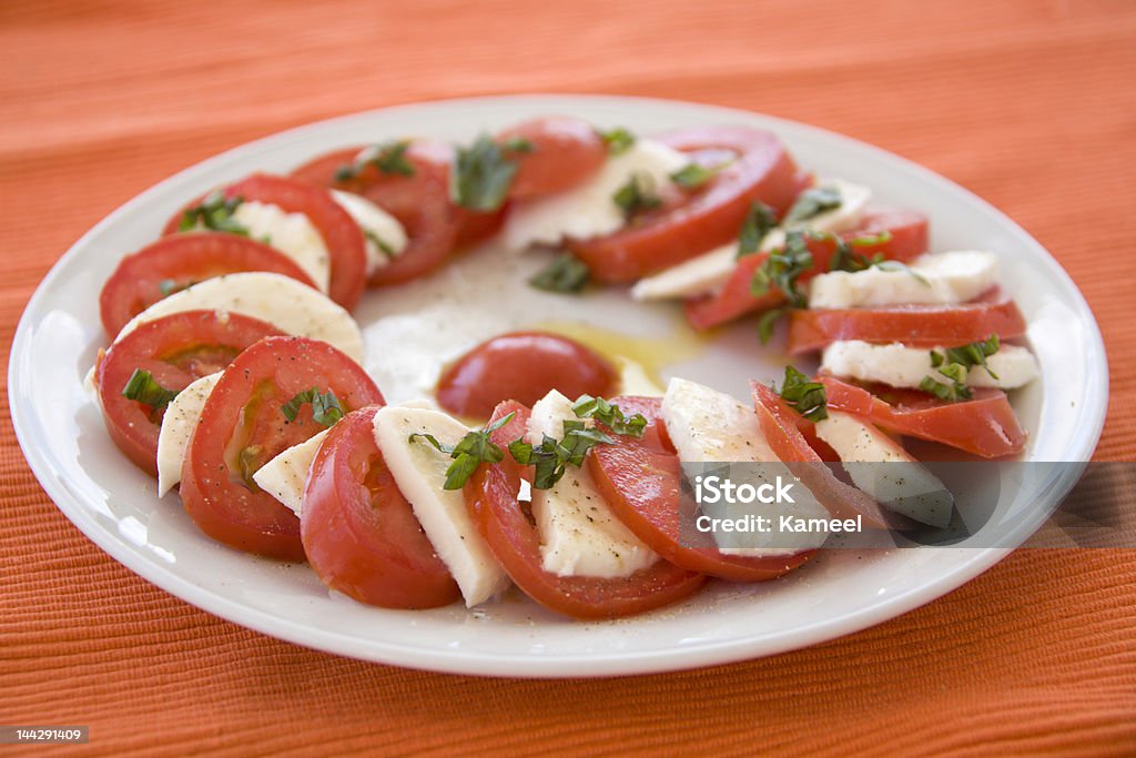 Sałatka z pomidorami, włoska mozzarella i Bazylia - Zbiór zdjęć royalty-free (Bazylia)