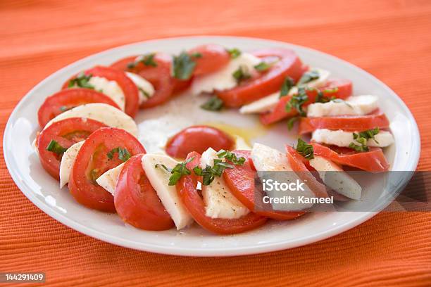 Sałatka Z Pomidorami Włoska Mozzarella I Bazylia - zdjęcia stockowe i więcej obrazów Bazylia - Bazylia, Czerwony, Fotografika