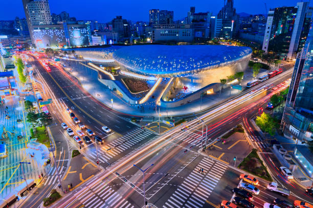 dongdaemun diseño plaza de seúl, corea del sur - south corea fotografías e imágenes de stock