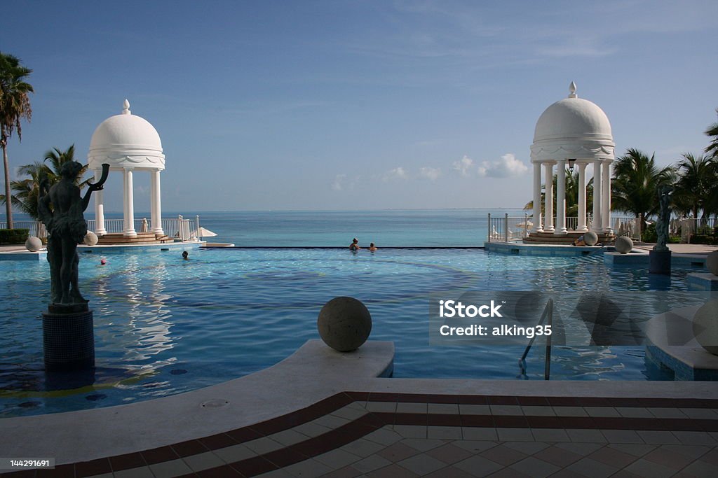 Resort piscina com vista para o Oceano - Royalty-free Cancún Foto de stock