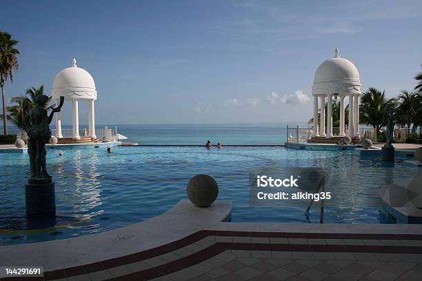 Resort Piscina Com Vista Para O Oceano - Fotografias de stock e mais imagens de Cancún - Cancún, Hotel, Adulto
