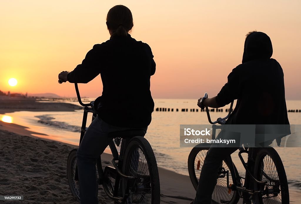 Niños en las bicicletas admira la puesta de sol - Foto de stock de Actividad libre de derechos