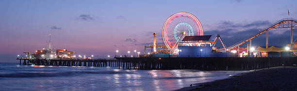 pier de santa mônica pôr do sol - santa monica pier beach panoramic santa monica imagens e fotografias de stock