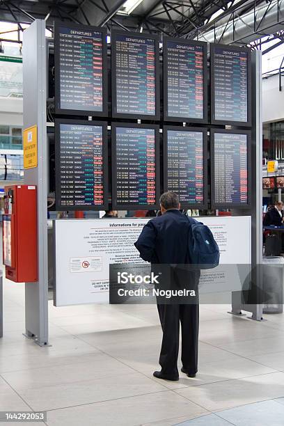 Hombre En El Aeropuerto Foto de stock y más banco de imágenes de Adulto - Adulto, Aeropuerto, Bolsa - Objeto fabricado