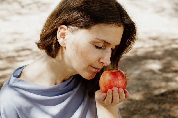 śliczna hiszpanka pachnąca świeżym dojrzałym jabłkiem w ogrodzie - hiszpanka_& zdjęcia i obrazy z banku zdjęć