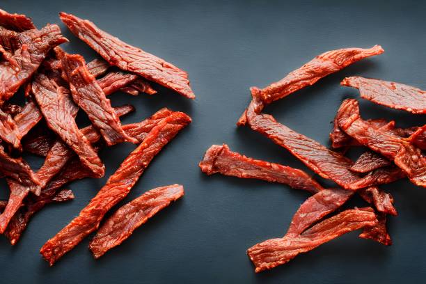 close up foto de suculenta carne jerky na mesa - beef jerky meat smoked - fotografias e filmes do acervo