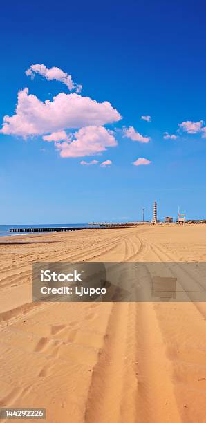 Песчаный Пляж В Lido Di Jesolo Италия — стоковые фотографии и другие картинки Башня - Башня, Без людей, Береговая линия