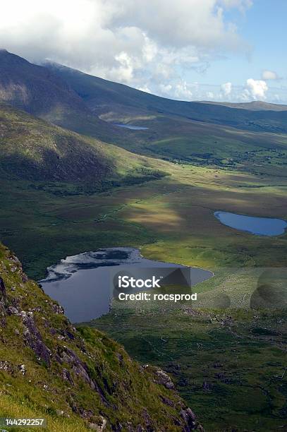 Lago Nella Penisola Di Dingle Lirlanda - Fotografie stock e altre immagini di Connemara - Connemara, Montagna, Acqua