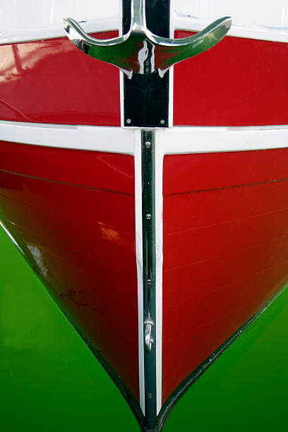 vert et rouge - moored passenger ship rope lake photos et images de collection