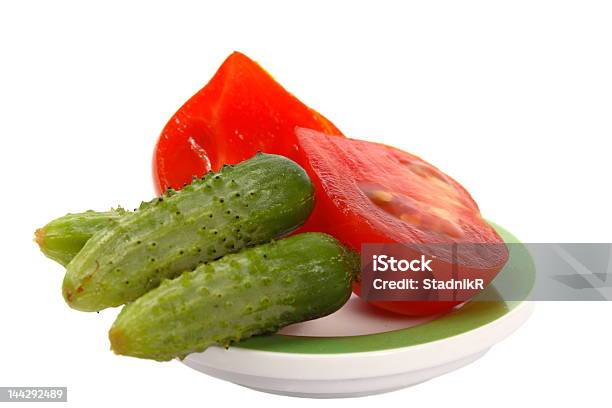 Cucumbersandtomatos - Fotografias de stock e mais imagens de Alimentação Saudável - Alimentação Saudável, Alimento Básico, Almoço