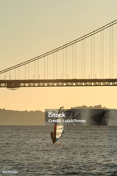 Windsurfer Debajo Del Puente Golden Gate Foto de stock y más banco de imágenes de Agua - Agua, Aislado, California