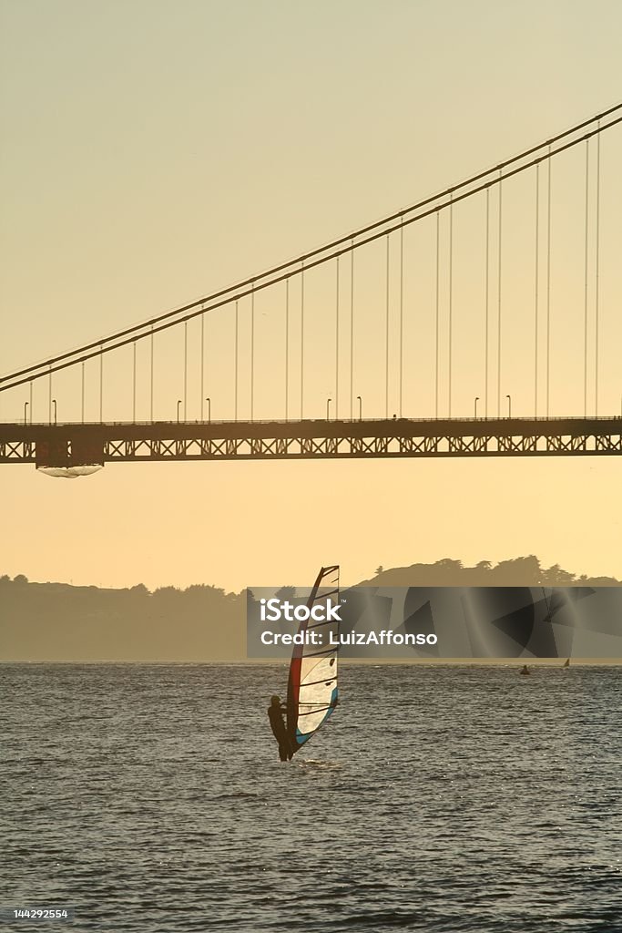 Surfista sotto il Golden Gate Bridge - Foto stock royalty-free di Acqua