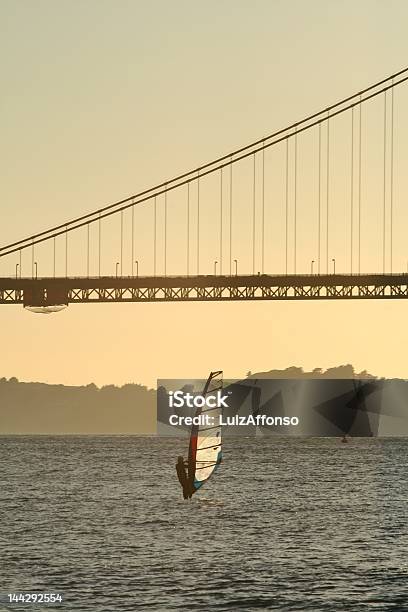 Surfista Sotto Il Golden Gate Bridge - Fotografie stock e altre immagini di Acqua - Acqua, California, Composizione verticale