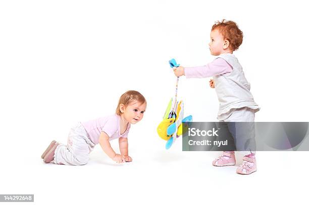 Bebés Brincar Com Brinquedos - Fotografias de stock e mais imagens de Criança pequena - Criança pequena, Andar, De aparência caucasiana