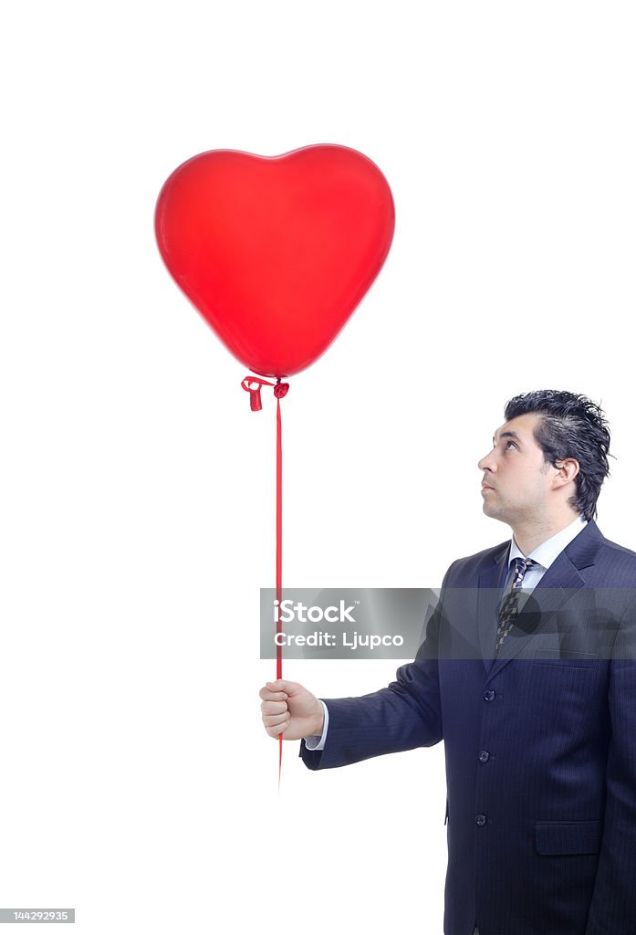 Homem segurando um balão em forma de coração vermelho - Royalty-free Adulto Foto de stock