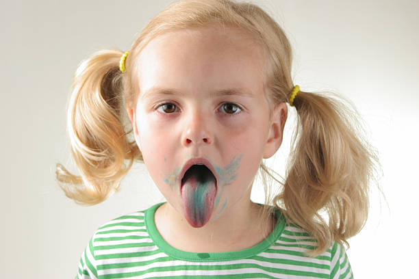 beeeeeeee! mostra (linguetta - toddler child animal tongue human tongue foto e immagini stock