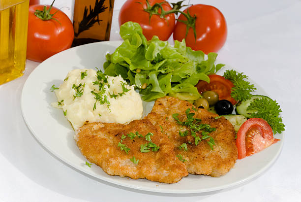 milanesa bistec con puré de papas - viennese schnitzel fotografías e imágenes de stock