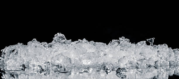 pilha de cubos de gelo triturados translúcidos no fundo preto. formato amplo. - crushed ice - fotografias e filmes do acervo