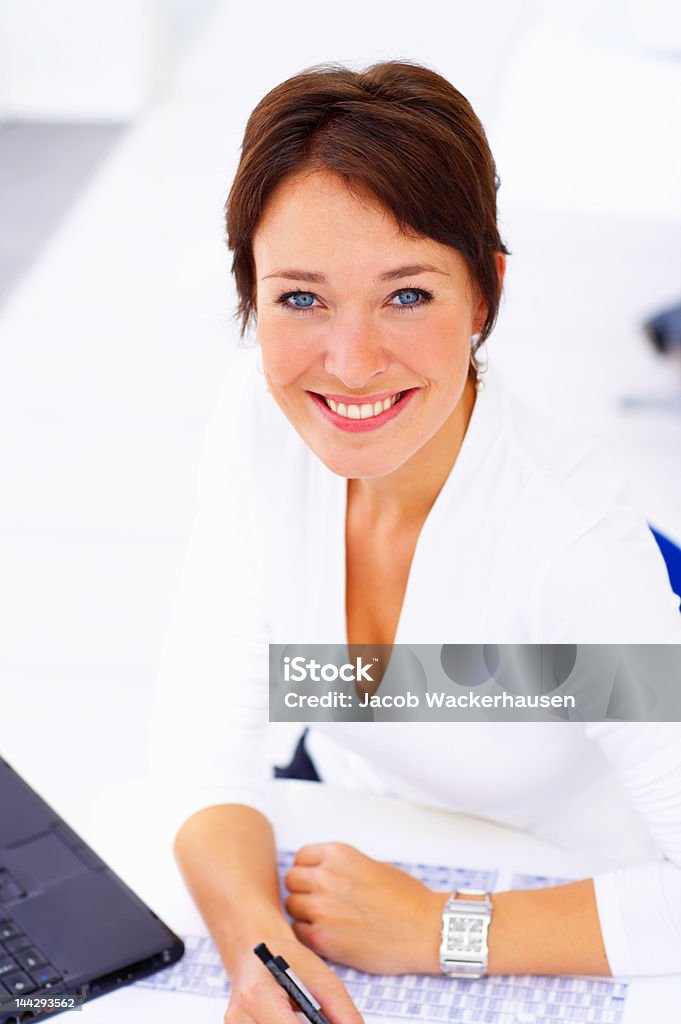 Arquitecto sonriente mujer madura - Foto de stock de Mujeres maduras libre de derechos