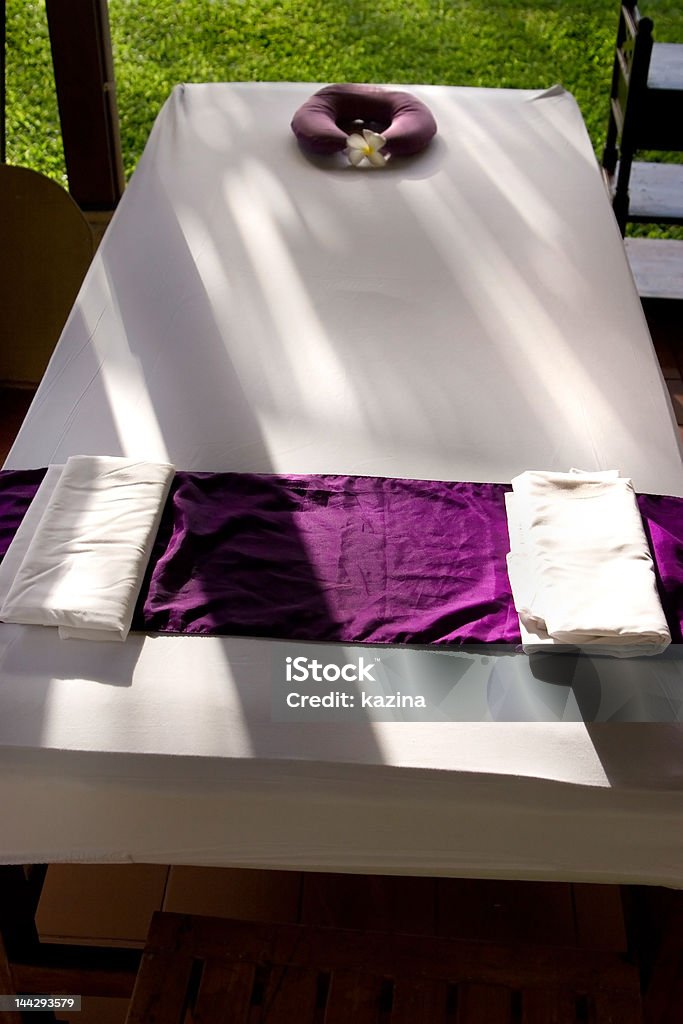 Кровать с массажем на открытом воздухе - Стоковые фото Альтернативная медицина роялти-фри