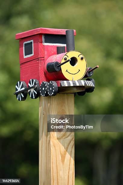 Foto de Motor Do Trem Casa De Passarinho e mais fotos de stock de Brinquedo - Brinquedo, Casa de Pássaro, Fotografia - Imagem