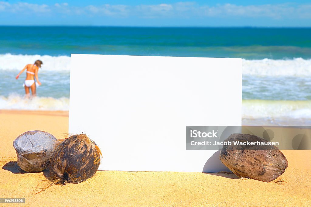 Placa de publicidad en blanco en la playa - Foto de stock de Adulto libre de derechos