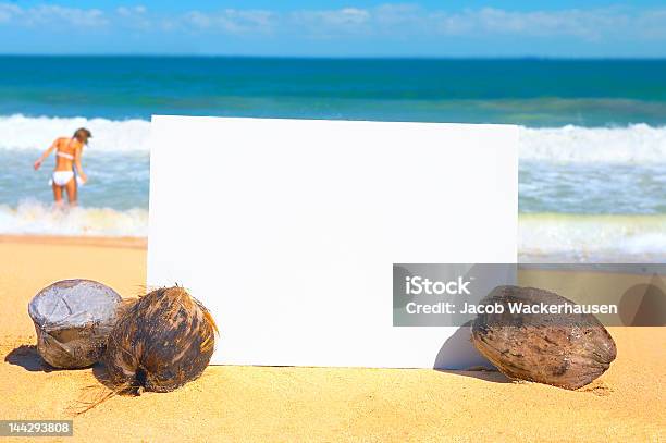 Placa De Publicidad En Blanco En La Playa Foto de stock y más banco de imágenes de Adulto - Adulto, Agua, Aire libre