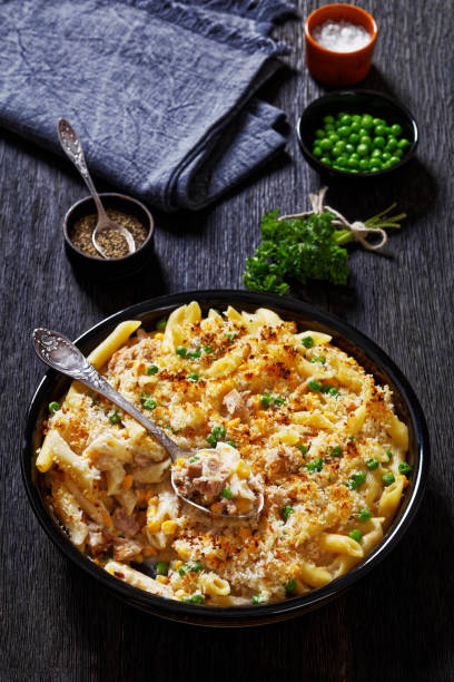 tuńczyk mornay w naczyniu do pieczenia, widok z góry - tuna casserole noodles dinner zdjęcia i obrazy z banku zdjęć