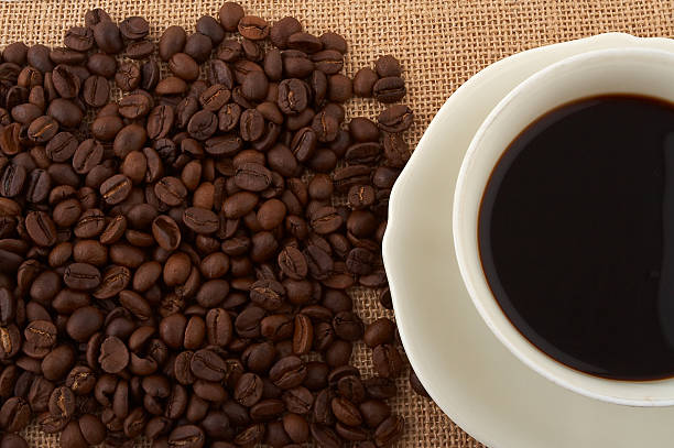 xícara de café e feijão preto - beverag imagens e fotografias de stock