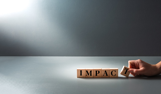Mano posando bloques de madera, concepto de impacto, influencia y opiniones. Líder en negocios, reclutamiento. Gestión y manipulación social.impacto en el medio ambiente. photo