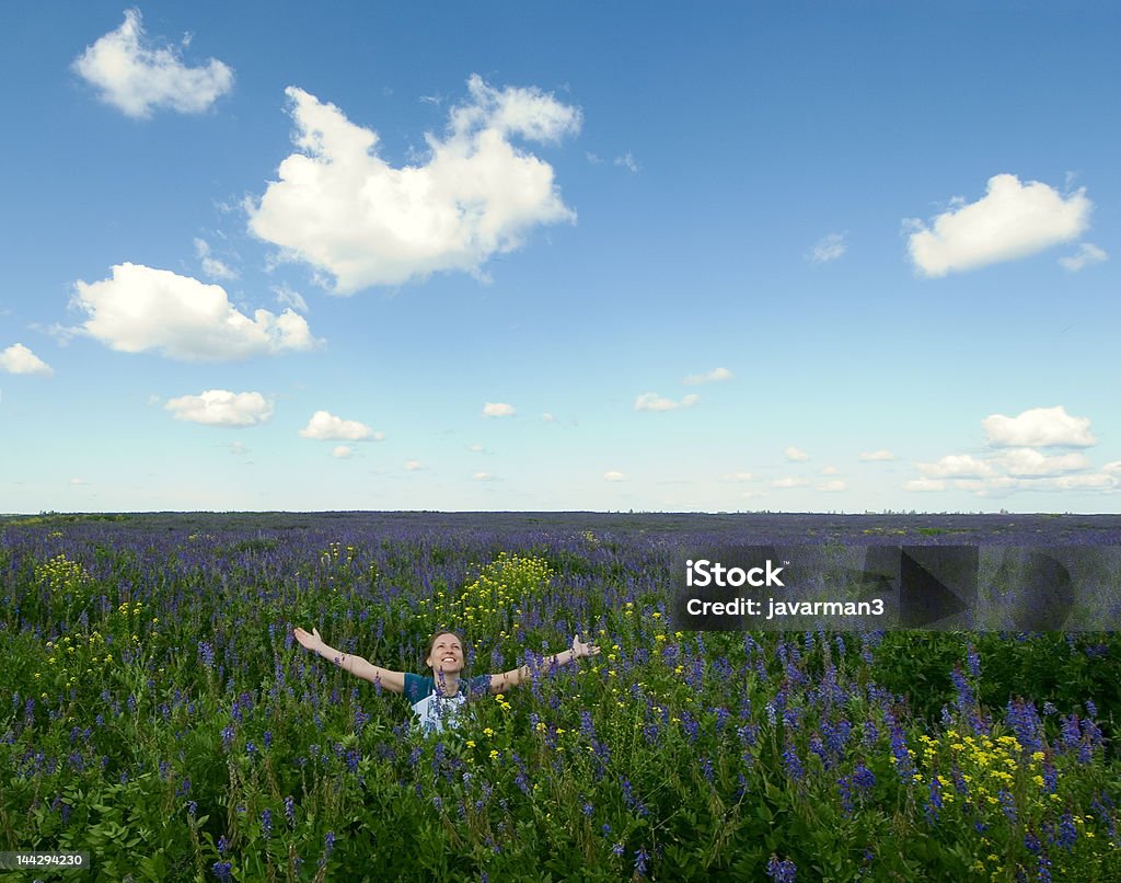 Glückliches Mädchen in der blühenden Feld - Lizenzfrei Baumblüte Stock-Foto