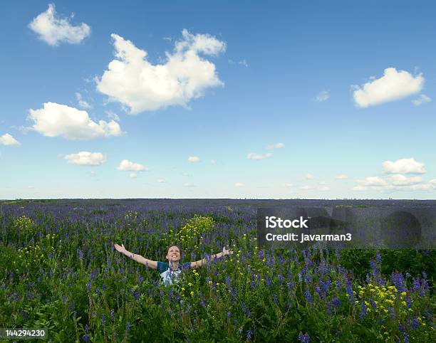 Glückliches Mädchen In Der Blühenden Feld Stockfoto und mehr Bilder von Baumblüte - Baumblüte, Blatt - Pflanzenbestandteile, Blau