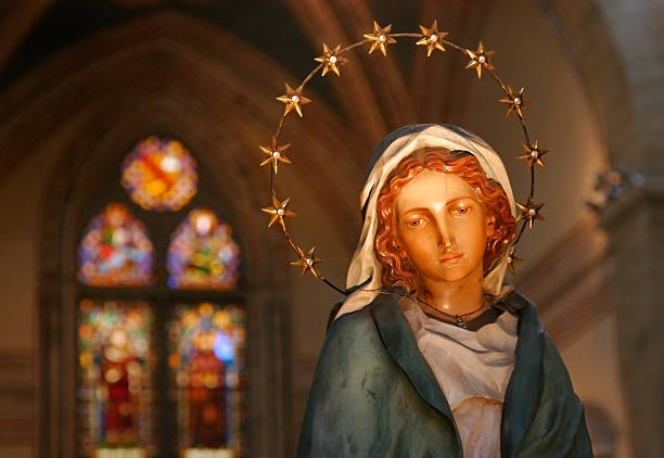 Estátua de madeira na Igreja de Mary - fotografia de stock